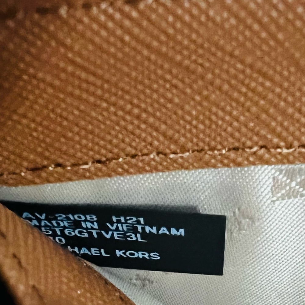 Michael Kors Jet Set Travel Large Three Quarter Zip - Picture 13 of 16